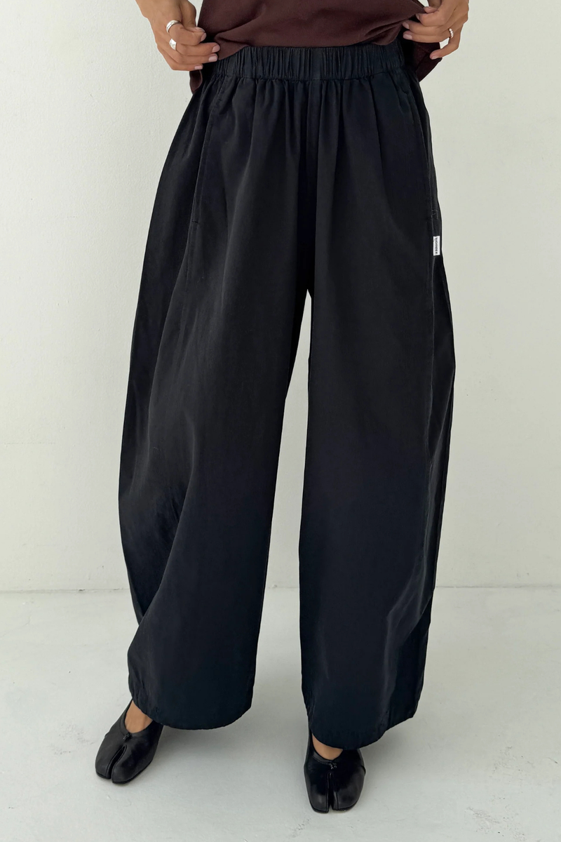 Le Bon Shoppe Elastic Waist Parachute Wide Leg Pant in Black at