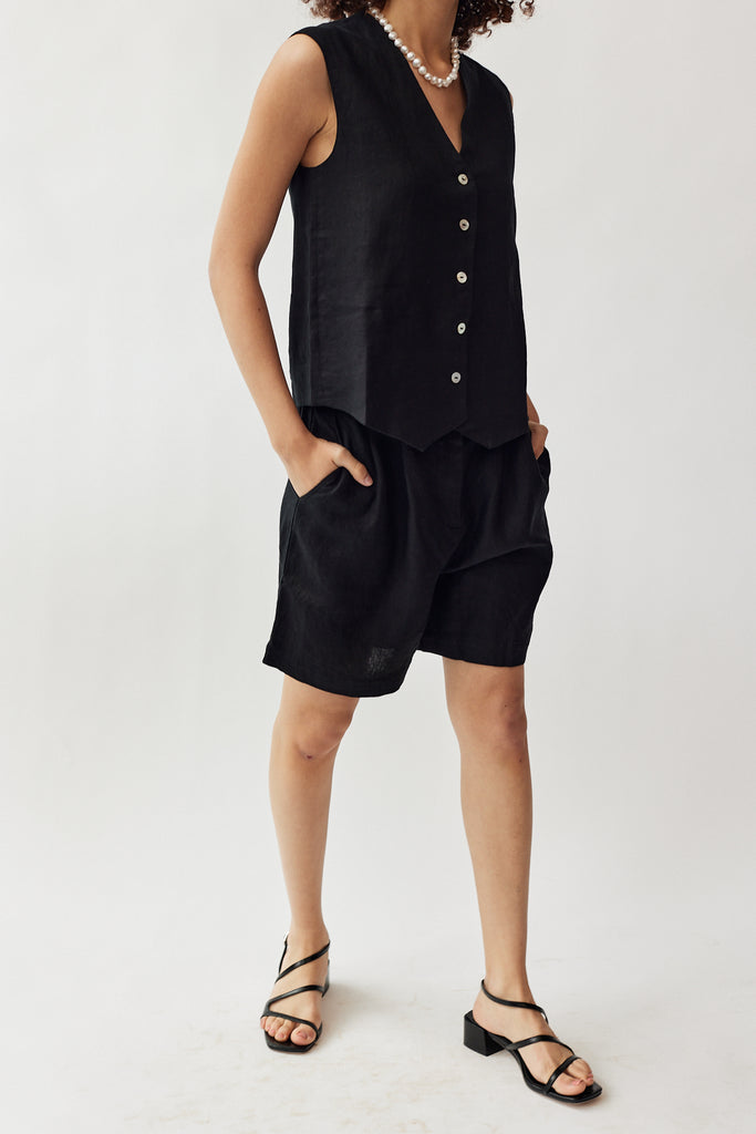 Donni Linen Pleated Short in Jet at Parc Shop