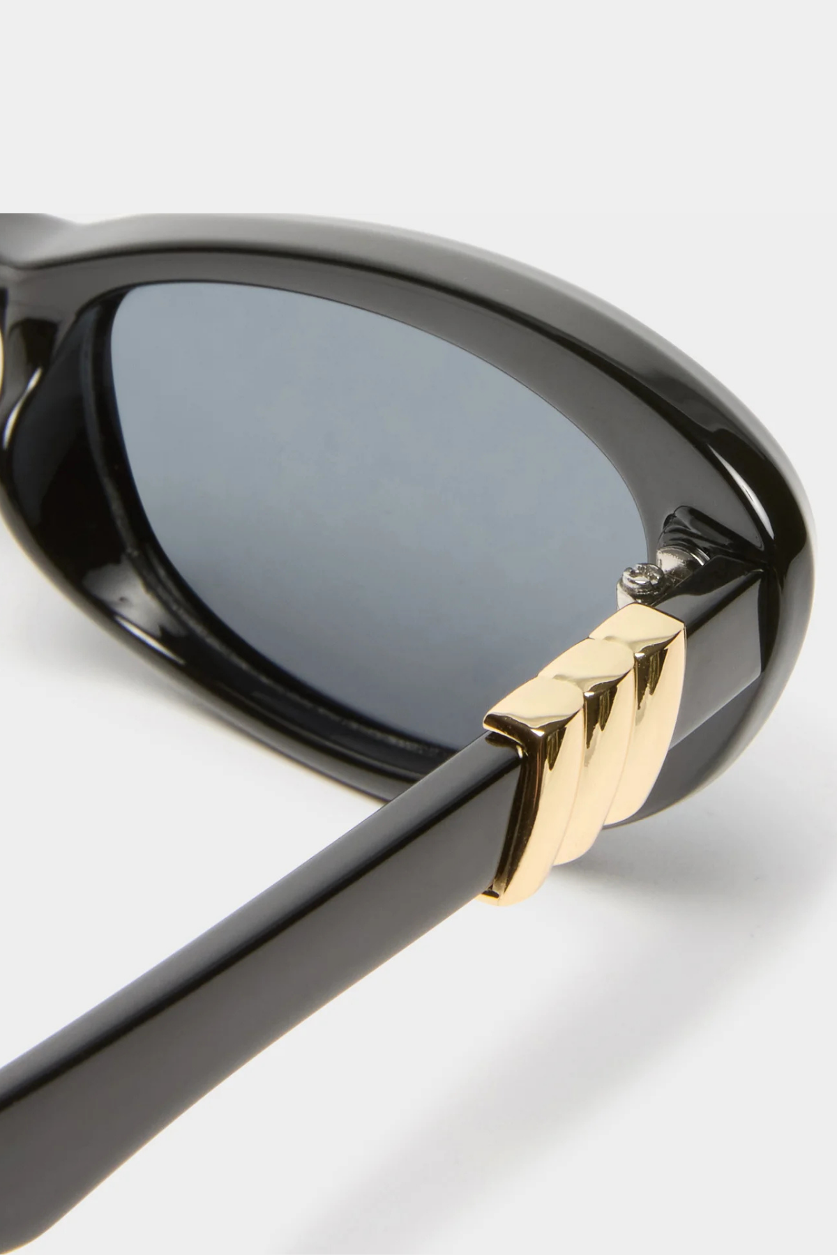 【関税込み】Le Specs ブラック 'The Whisperer' サングラス The Whisperer Black Female Cat-Eye Sunglasses | Le Specs